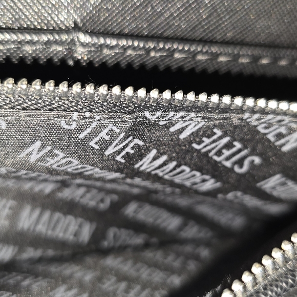 Steve Madden Black Crossbody Shoulder Bag with Silver Plaque - Picture 6 of 9